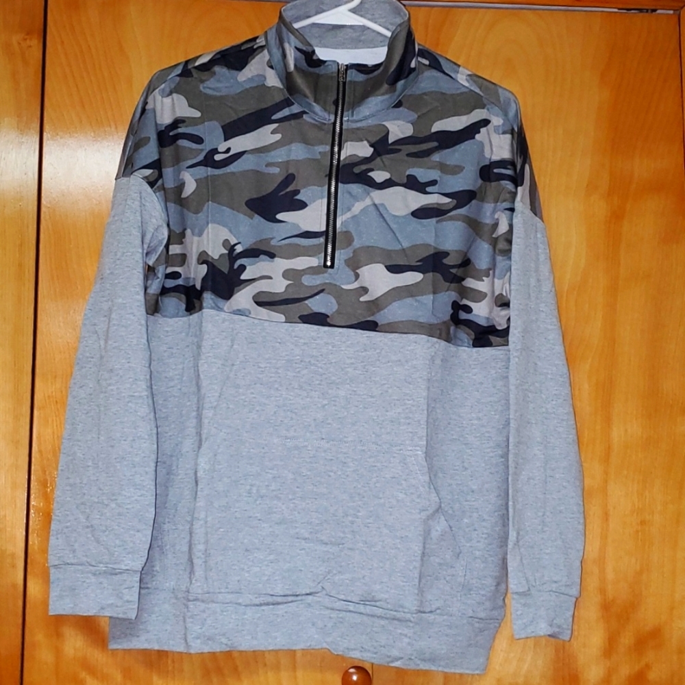 MEDIUM Half zip mock neck front pocket lightweight sweatshirt camouflage